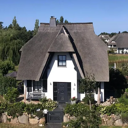 Holiday home Reetdachhaus Am Wasser Mit Sauna, Aussenwhirlpool