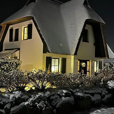 Holiday home Reetdachhaus Am Wasser Mit Sauna, Aussenwhirlpool *